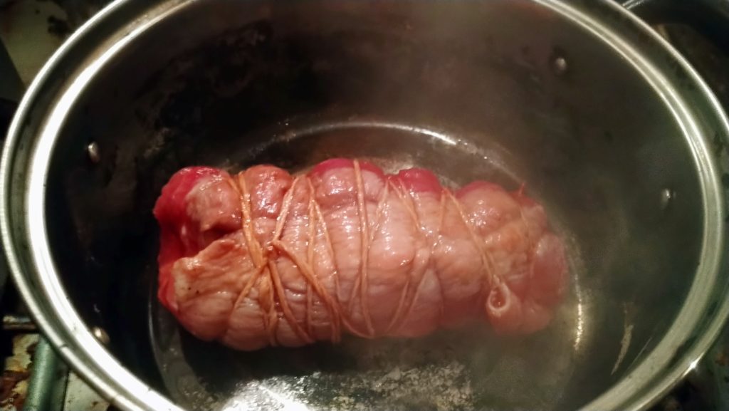 豚肉を鍋で焼く