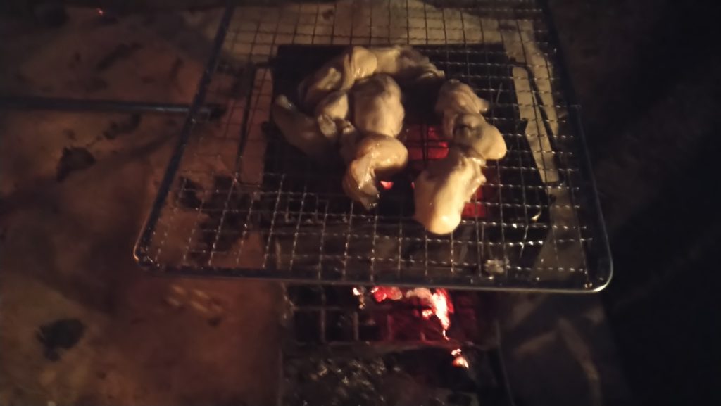 2020年11月30日の笠置キャンプ場での晩飯。牡蠣の炭火焼き。