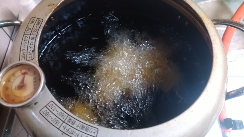 ジャガイモを170度の油で揚げます